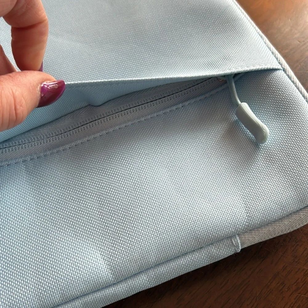 iPad/tablet zippered padded carrying case light blue new without tag